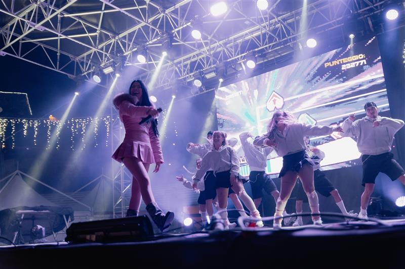 Capodanno a Castelsardo: Anna (Pepe) e J-Ax portano in piazza diecimila persone