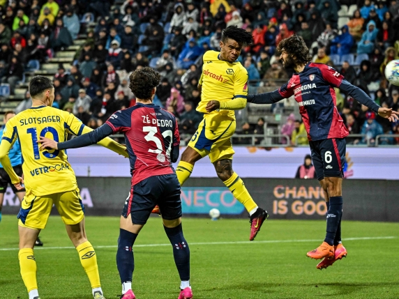 È un Cagliari grandi firme. Poker di reti al Verona e salvezza nel cassetto.