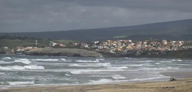 Tragedia a Is Arenas: Bagnante muore annegato tra le onde
