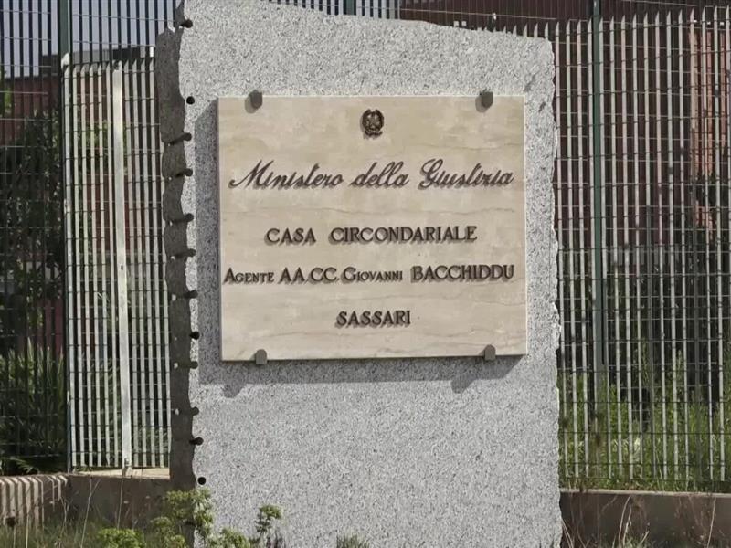 Sassari, scoperta bevanda alcolica artigianale e materiali vietati nel carcere di Bancali: agente ferito durante la perquisizione