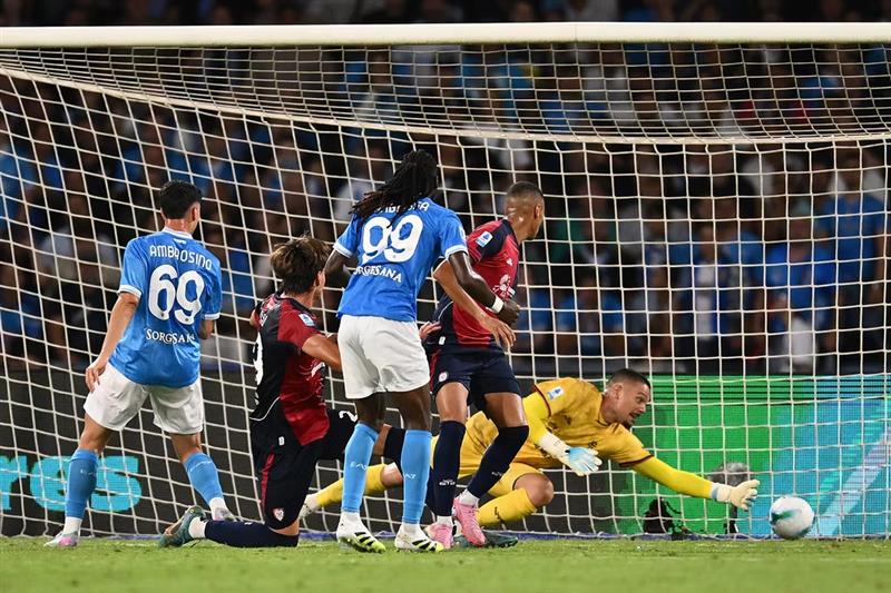 Anguissa al 95’, il Napoli piega un Cagliari coraggioso
