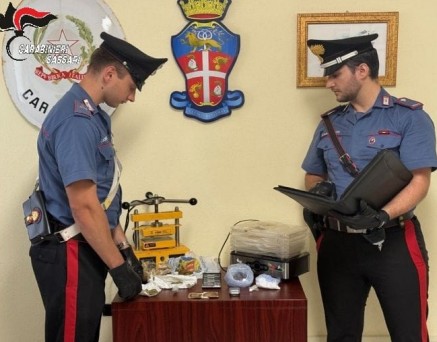 Palau, non si ferma all’alt: inseguito e trovato con droga in casa