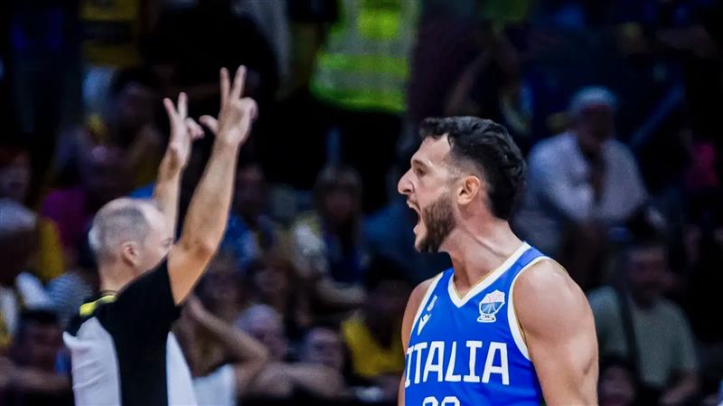 L’Italia batte la Bosnia ed ipoteca gli ottavi a EuroBasket 2025. Marco Spissu ritrova la mano e segna 14 punti anche se il top-scorer è Simone Fontecchio (39 punti) con una prestazione “monstre”