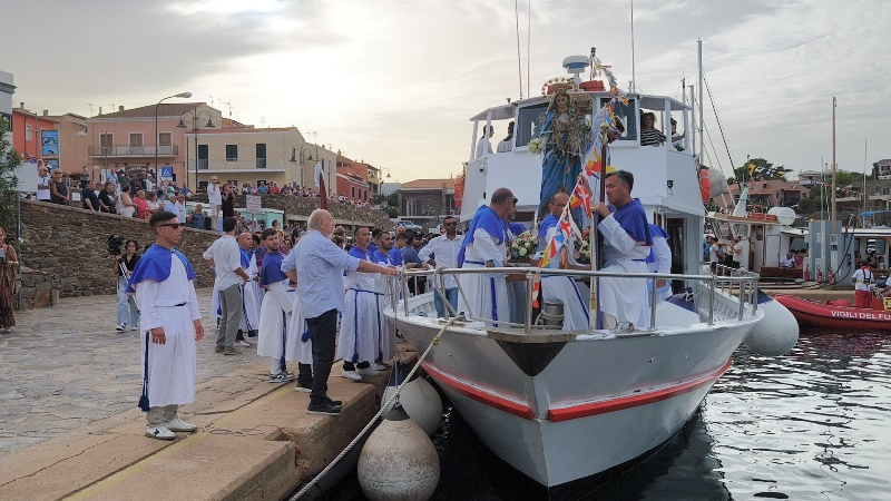 Stintino celebra la Madonna della Difesa: undici giorni di riti, musica e processioni a mare