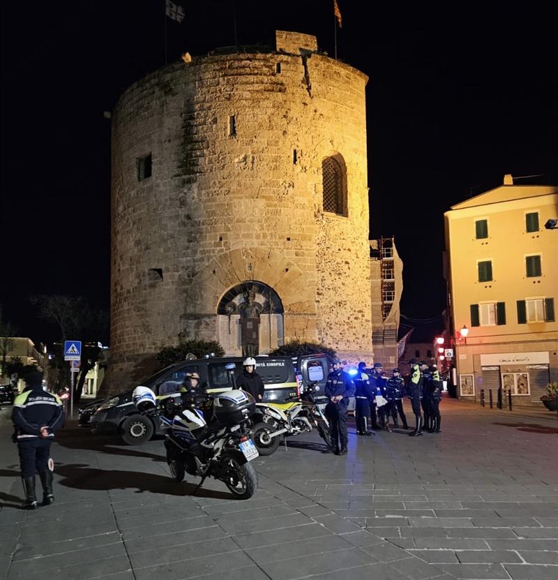 Alghero, oltre 100 sanzioni della Polizia Locale: controlli su suolo pubblico, rumori e commercio