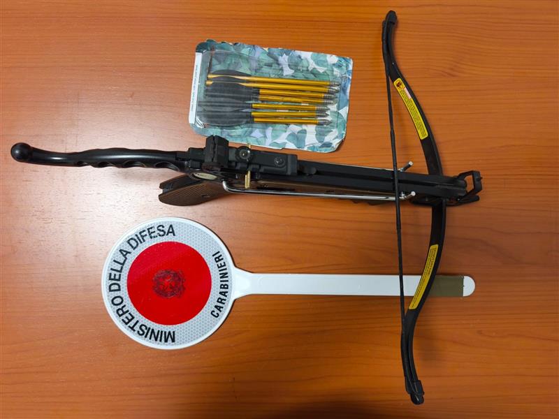 Nuoro, fermato con una balestra in auto: denunciato un uomo