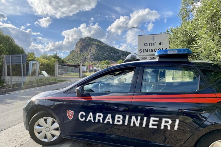 Tragedia nella notte: Giovane accoltellato in una festa a Siniscola, comunità sotto shock