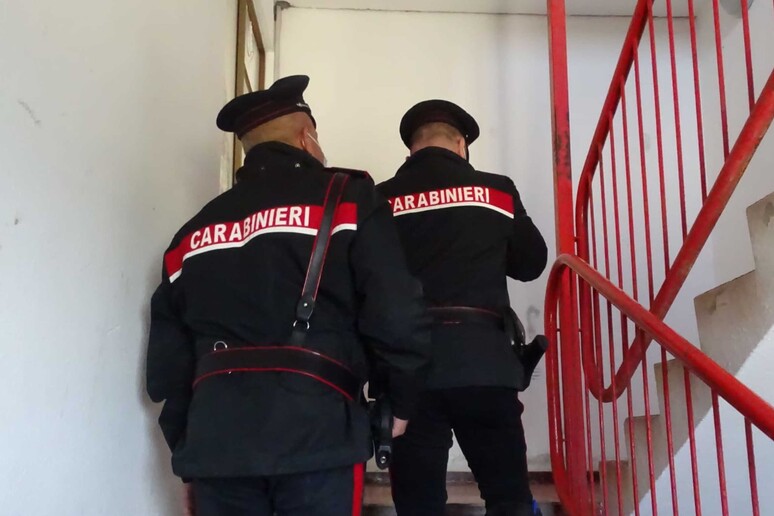 Urla nella notte a Iglesias: Arrestato per violenta aggressione alla moglie