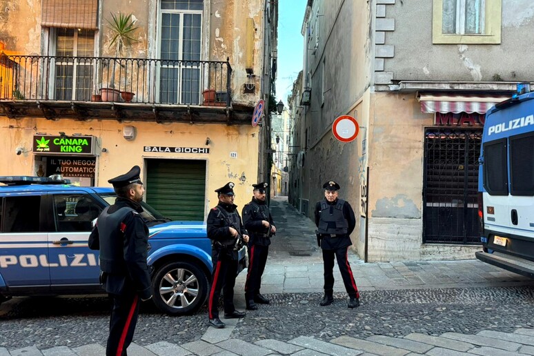 Alba di giustizia a Sassari: Maxi blitz anticrimine nel cuore del centro storico