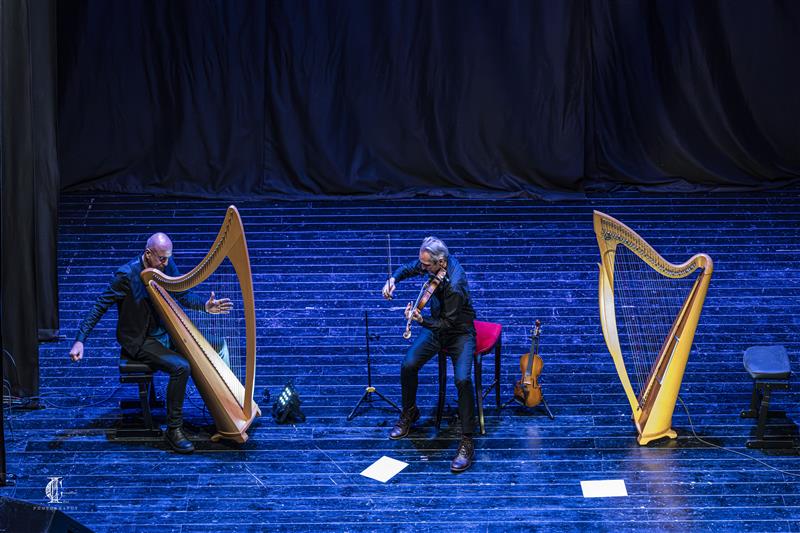 Al Teatro Civico di Sassari, in scena il magnifico e suggestivo concerto “Graal”: l’arpa di Vincenzo Zitello e il violino di Fulvio Renzi.