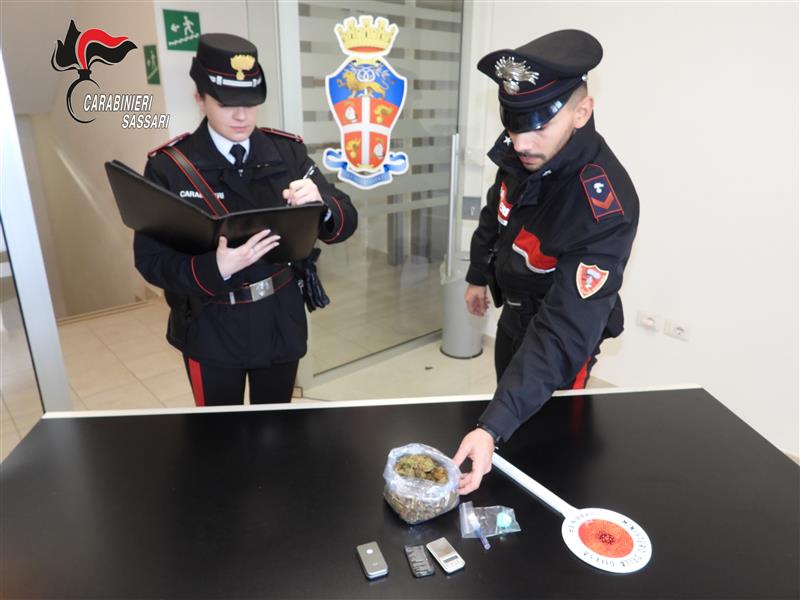 Valledoria, arrestato un uomo trovato con oltre un etto di droga durante un controllo stradale