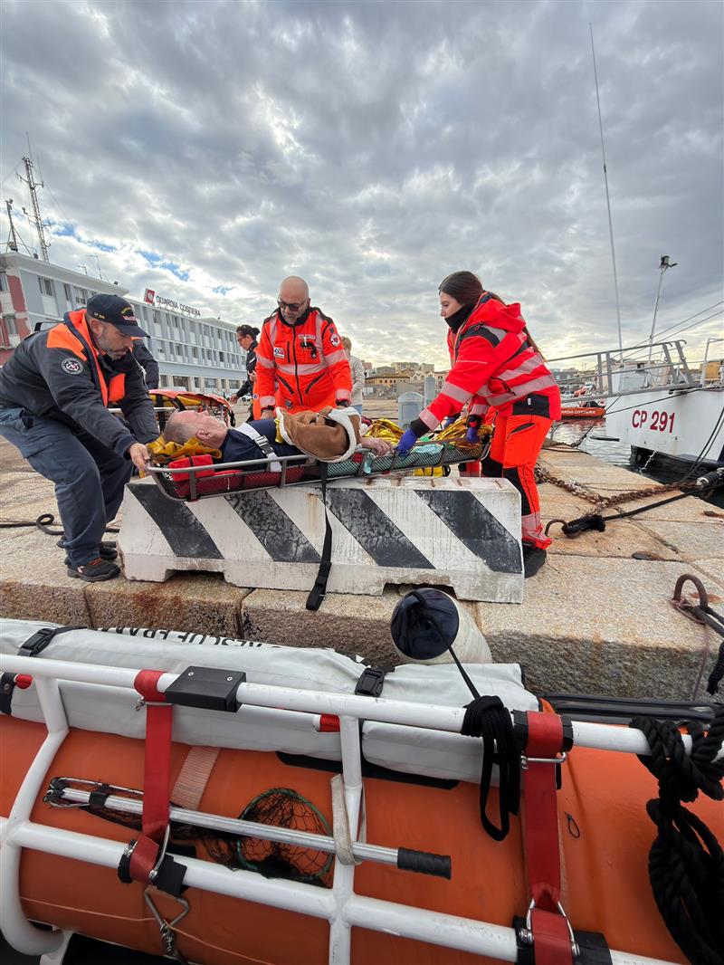 Passeggero in gravi condizioni: la Guardia Costiera di Porto Torres soccorre un uomo dalla “Costa Toscana”