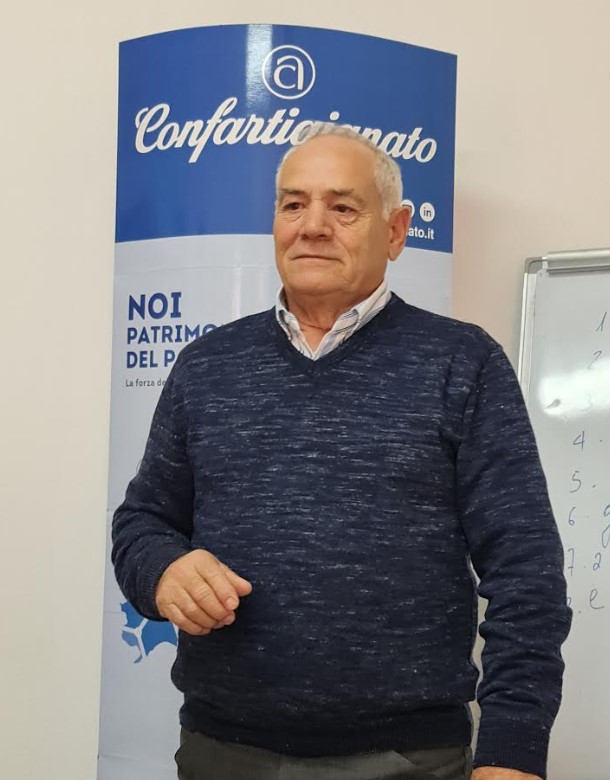 I nonni digitali e la trappola del display. Lo smartphone cura la noia, ma occhio alle truffe