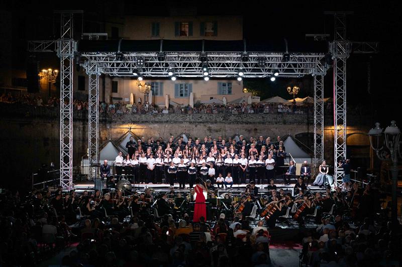 Grande folla e standing ovation per i Carmina Burana al porto di Alghero