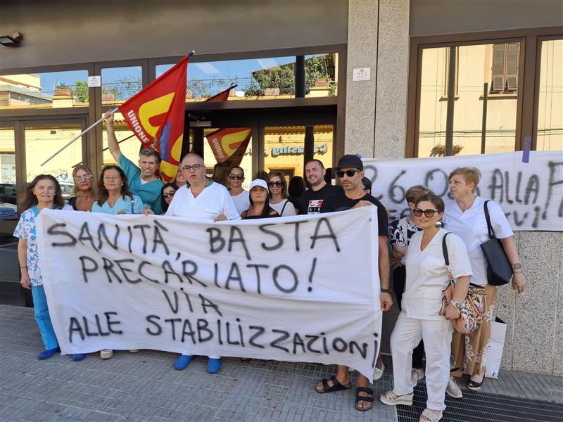 Cagliari, giornata di lotta sotto l’Assessorato alla Sanità: «Subito le stabilizzazioni!»