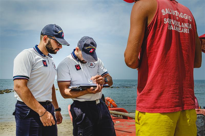 Olbia, la Guardia Costiera libera mille metri quadri di spiaggia occupati abusivamente
