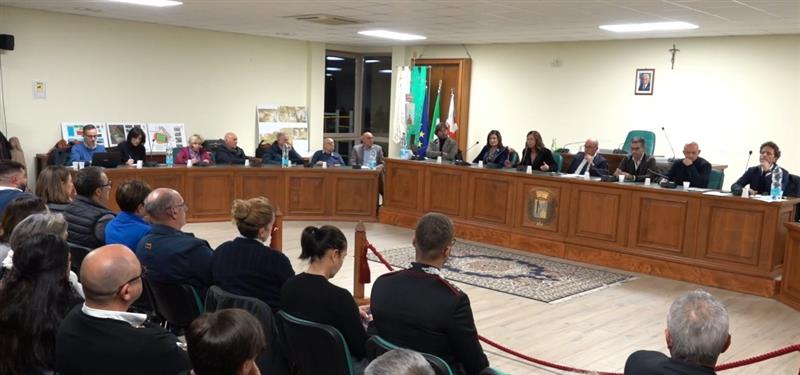 Uta, sala consiliare gremita per il trasferimento dei detenuti al 41 bis. Todde: “Il ministro Nordio ci aveva promesso condivisione. Ora sembra tutto deciso: è inaccettabile”