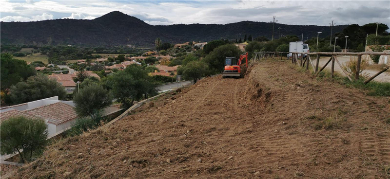 Assalto alla diligenza sulla costa di Budoni? Ruspe al lavoro