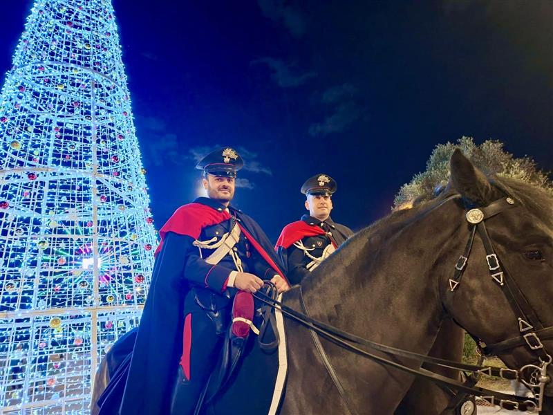 Olbia, Carabinieri a cavallo nel centro città durante le festività