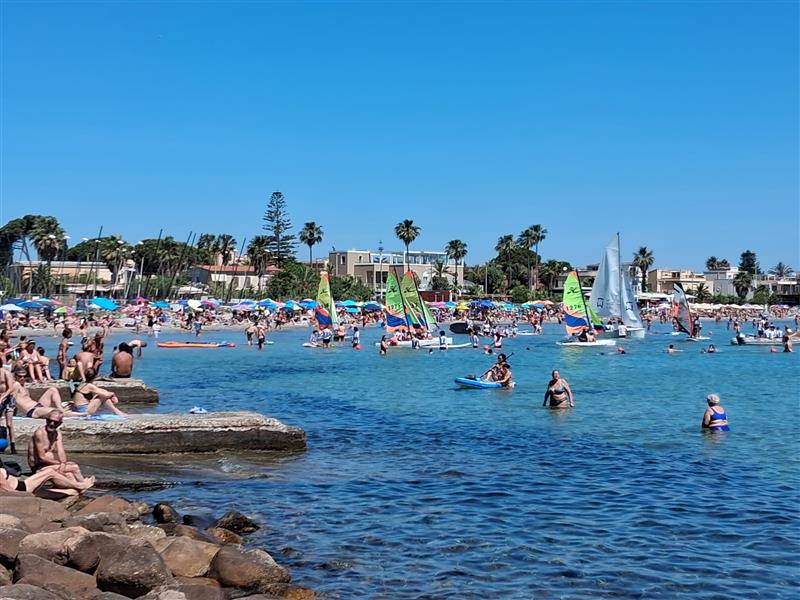 Marina Piccola ostaggio del racket: Centinaia di furti e l'incubo dei parcheggiatori abusivi