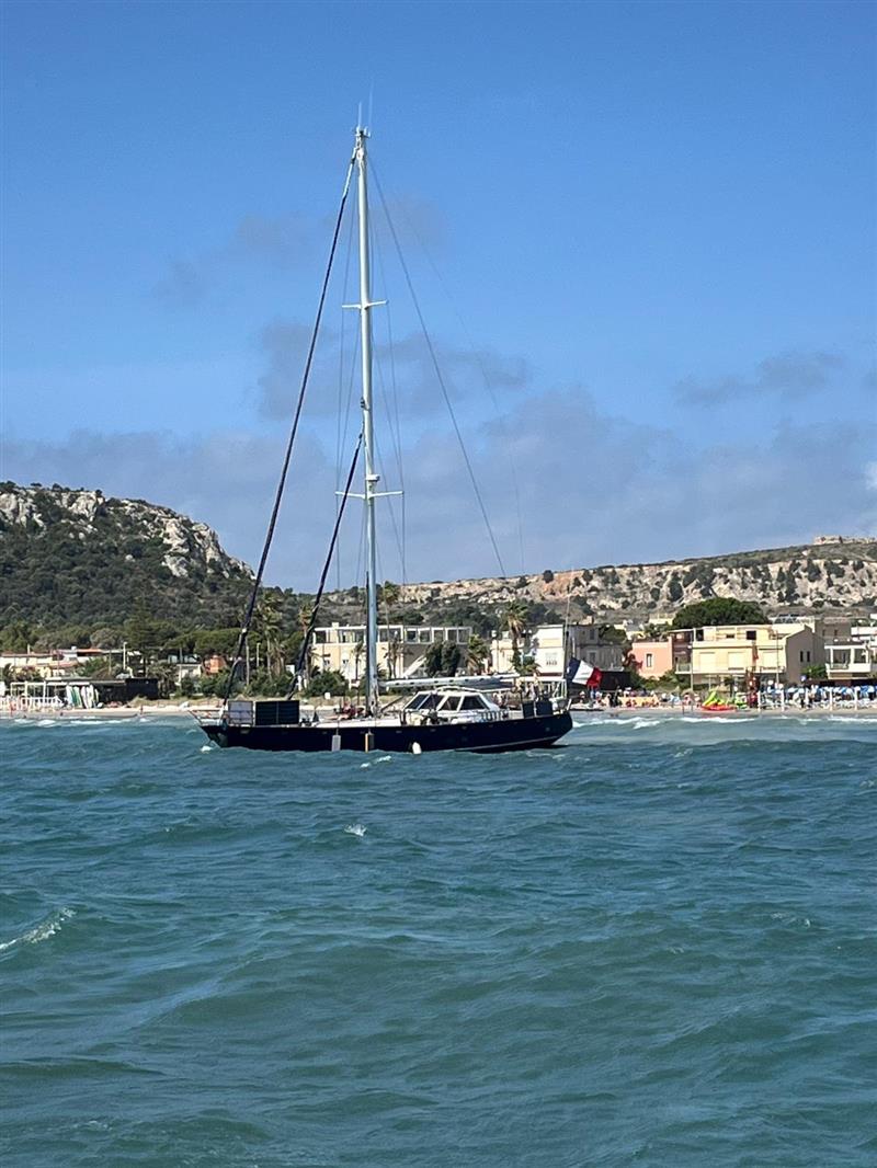 Cagliari, barca a vela francese si arena al Poetto: salvi i tre a bordo, operazioni rese difficili dal maltempo