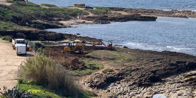 La Procura chiede il processo per i vertici del lido di Calabona: scogli spianati con le ruspe per fare spazio all