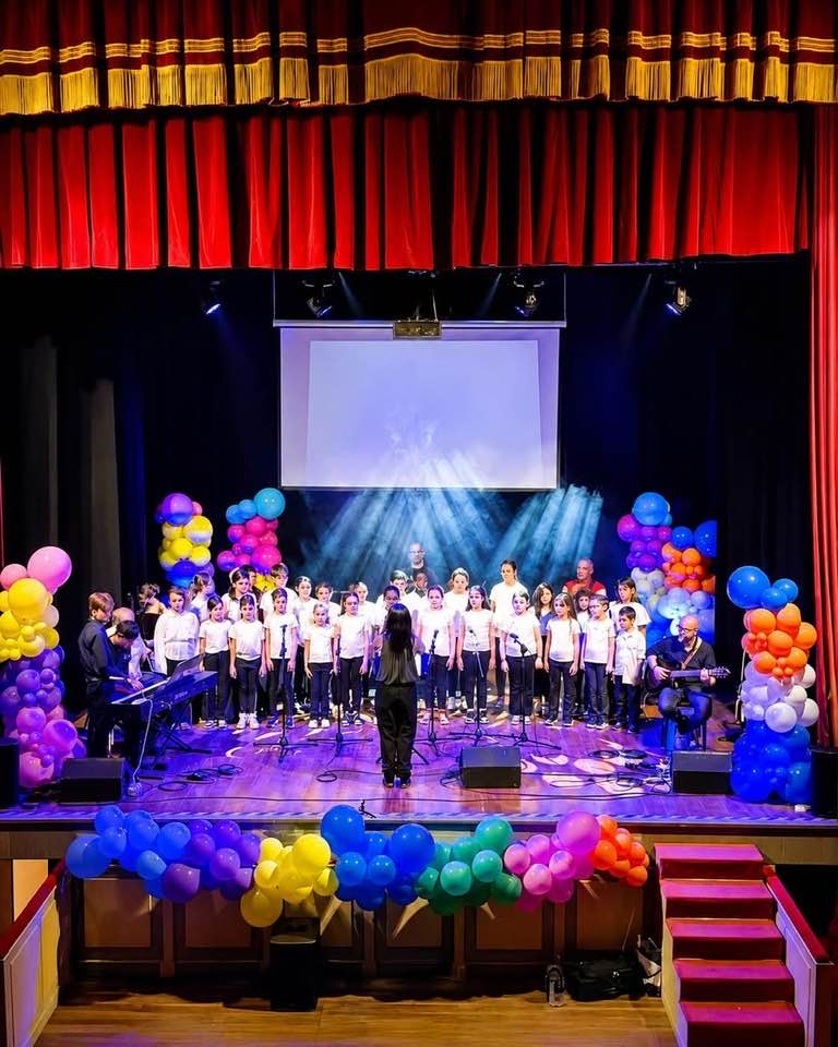 Maria Amelie Pilo trionfa al Teatro Civico: la prima edizione del festival della canzone algherese incorona i talenti delle scuole