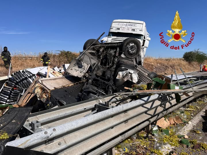 Macomer: camion si ribalta sulla 131, Sardegna divisa in due
