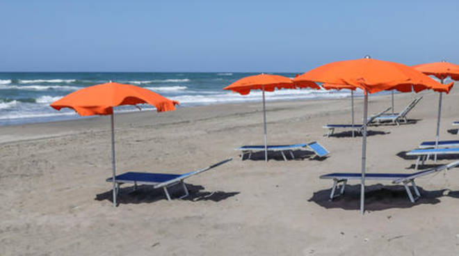 Spiagge sempre più care: ad Alghero +9% rispetto al 2024