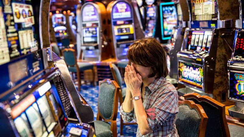 Sardegna, allarme gioco d’azzardo: «C’è chi cerca i gratta e vinci nella spazzatura»