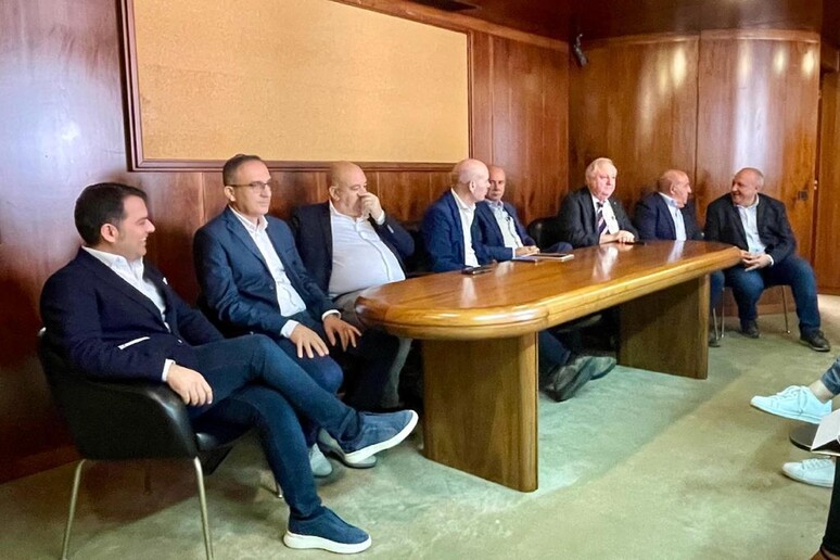 Il 'Grande centro' sardo scuote il Consiglio con promesse e polemiche