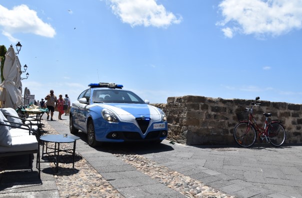 Alghero, rubano profumi per mille euro: denunciati tre stranieri