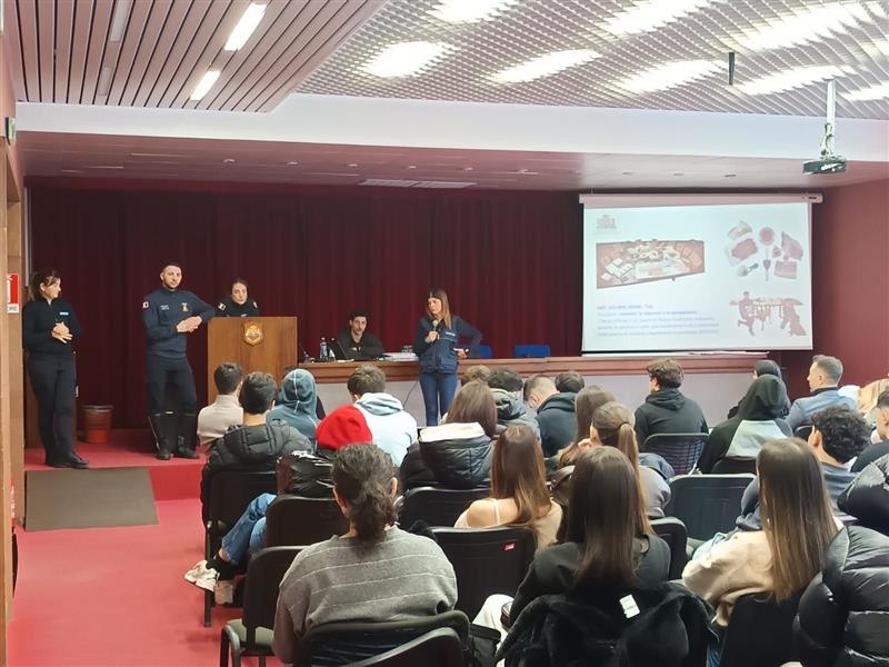 Sassari, la Polizia in cattedra contro droga e alcol: scatta l'operazione "Fuori dal giro"