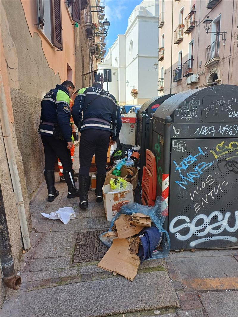 Cagliari, butta i rifiuti in strada alla Marina: beccato dai vigili. Era un evasore totale della Tari