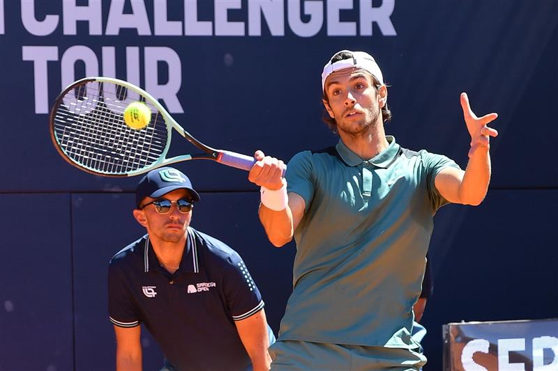 Lorenzo Musetti conquista le semifinali al Sardegna Open: Pronto per la sfida con Galan