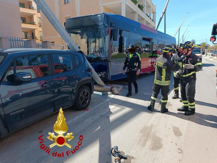 Incidente ad Alghero: Autobus fuori controllo, nove feriti