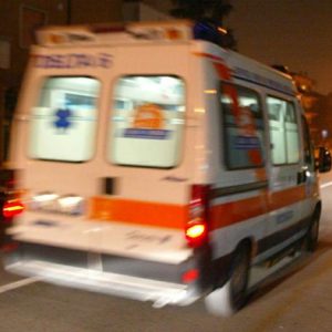 Ottana: auto con tre bambini a bordo finisce fuori strada, quattro feriti
