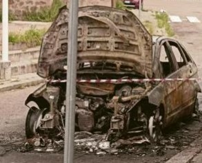 Sassari, notte di paura a Monte Rosello: auto in fiamme davanti a un’abitazione, anziana in ospedale per intossicazione