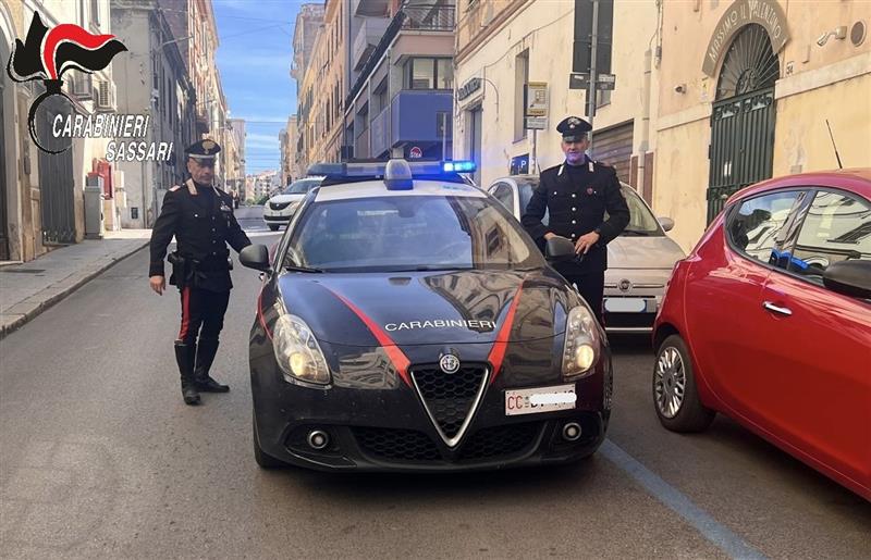 Sassari: Ruba nei negozi e si fa strada a pugni per scappare: finisce in cella la ladra con la borsa schermata