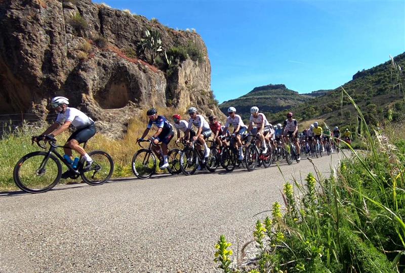 Puggioni stacca il gruppo sugli sterrati del Logudoro e fa sua la corsa delle strade bianche