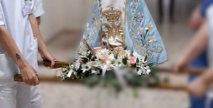 La statua della Vergine delle Grazie entra nelle corsie dell'ospedale per portare conforto tra i letti dei malati