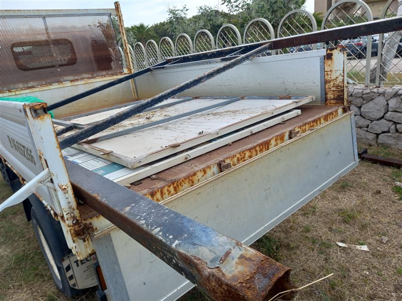 Alghero, cartello abbandonato lungo la strada per Capo Caccia: segnalazione di Mulas e rimozione in 72 ore