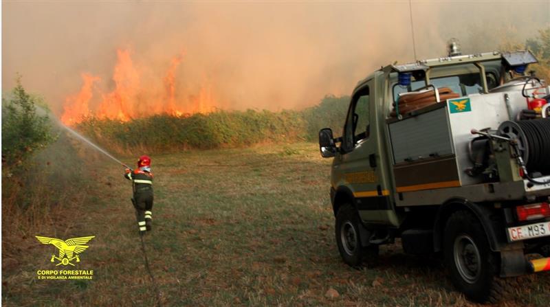 Sardegna, tornano le fiamme: quindici incendi in un solo giorno, due con elicotteri in volo
