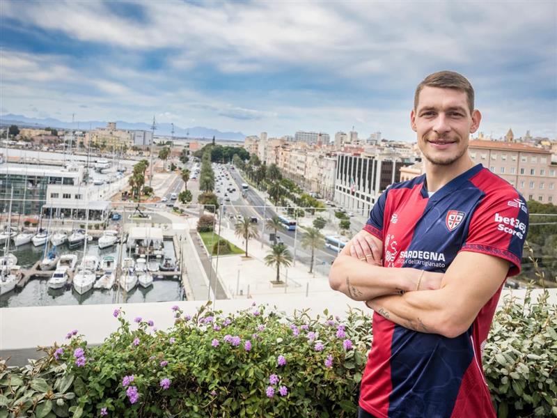 Per Andrea Belotti a Cagliari si apre un nuovo capitolo. L’attaccante proverà a rilanciarsi dopo la brutta stagione a Como