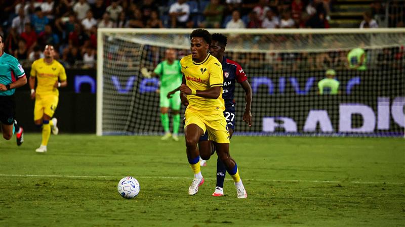 Alla “Unipol Domus” inaspettato crollo del Cagliari. Vince il Verona e si qualifica agli ottavi di Coppa Italia.