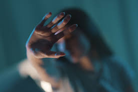Oristano, arrestato 50enne per stalking e maltrattamenti. Uccisi anche i cani per intimidire la moglie