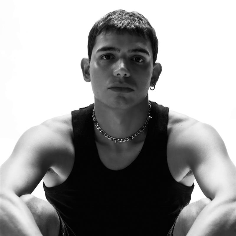 eroCaddeo, il tempo sospeso di una generazione: venerdì 9 gennaio esce “scrivimi quando arrivi (punto)”