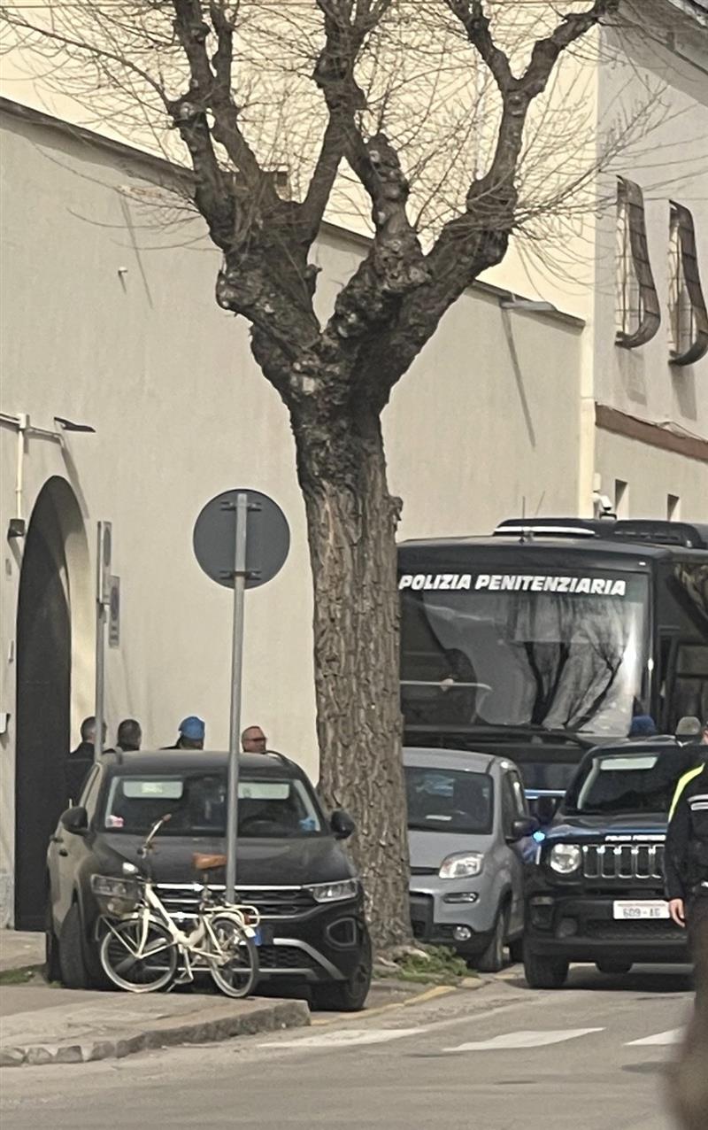 Alghero, volo militare sbarca venti detenuti. Di Nolfo: "Delmastro bugiardo, si dimetta"