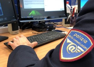 Cagliari, arrestato operaio 38enne: scaricava centinaia di file pedopornografici dalla rete aziendale