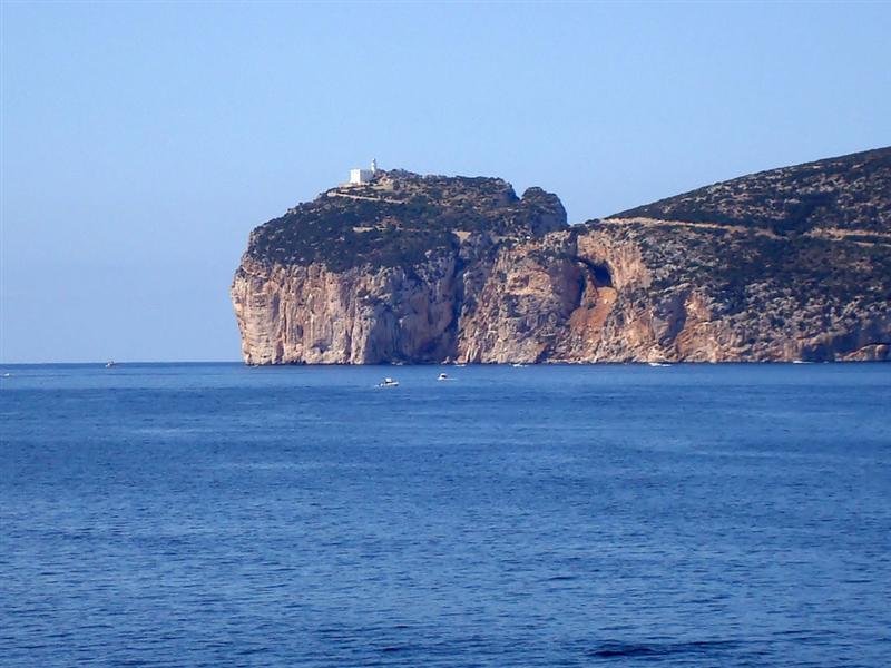 Capo Caccia, ordinanza per i rilievi dell’eolico. Pili: “colpo mortale al cuore della Sardegna”